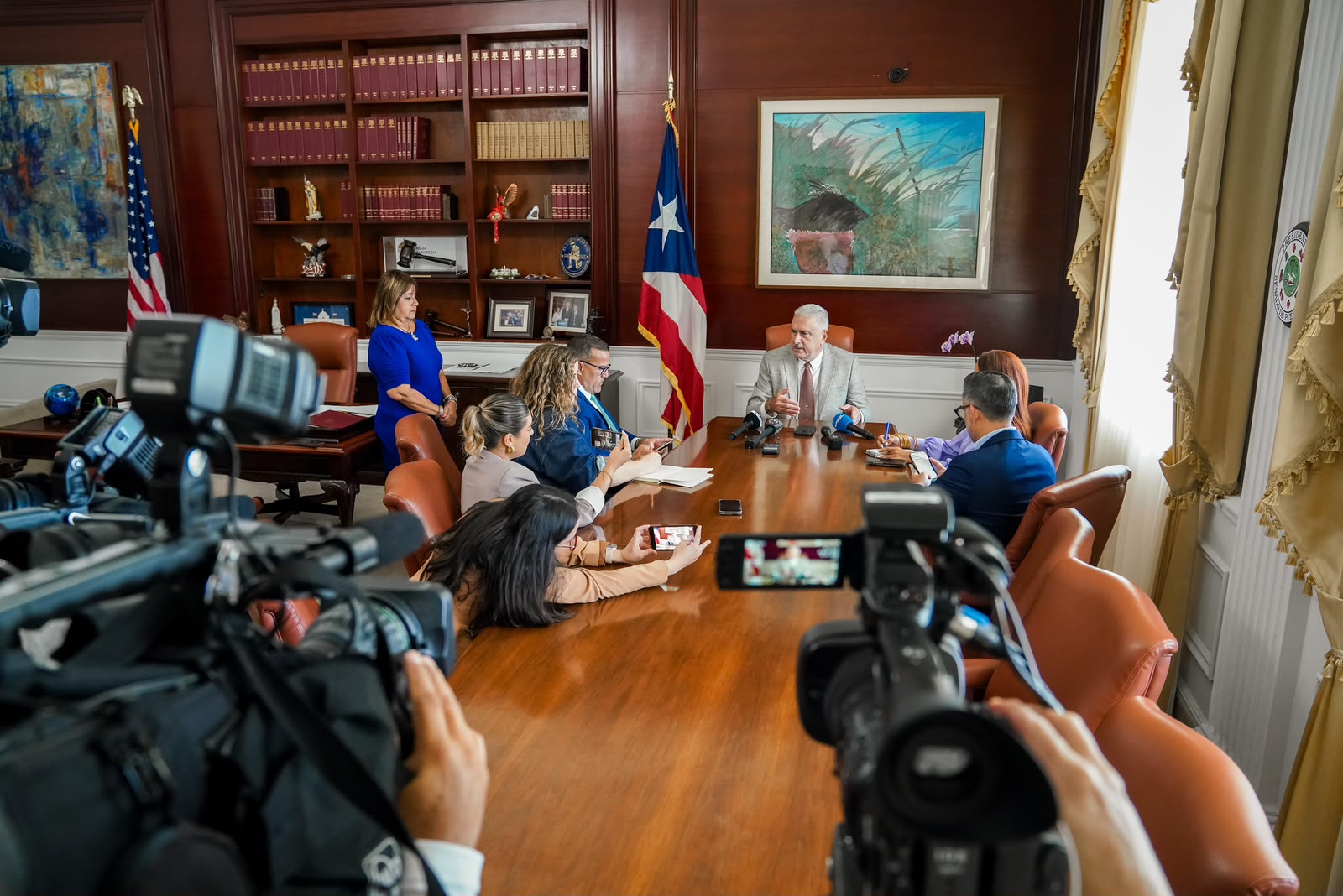 Conferencia de prensa con senadora frente a micrófonos de medios de comunicación