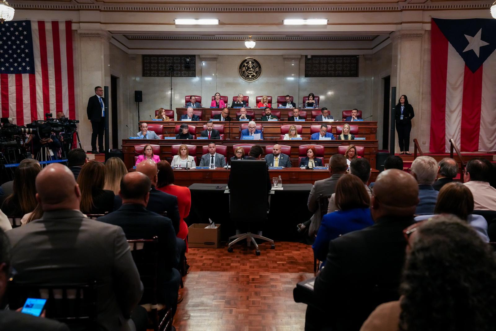 Vista pública en el Capitolio con ciudadanos y funcionarios legislativos
